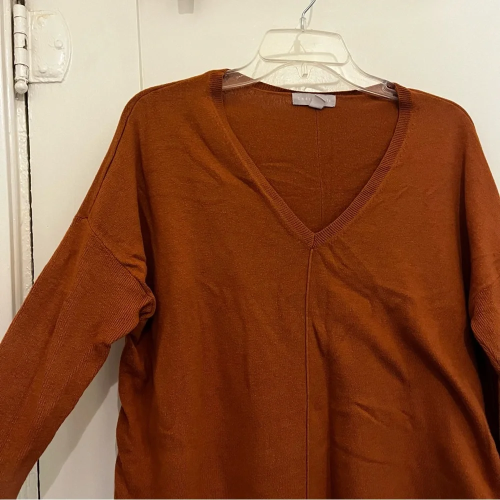Chelsea 28 V-Neck Sweater in Rust Clay - Size Medium - Picture 3 of 7